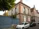  maison bourgeoise en pierre et brique avec des volets blancs